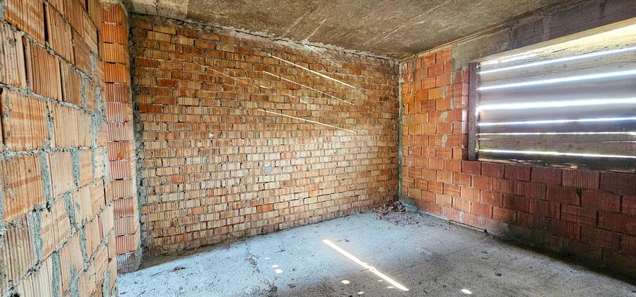 Proprietate la rosu, situata la 15 km de Piatra Neamt - 2