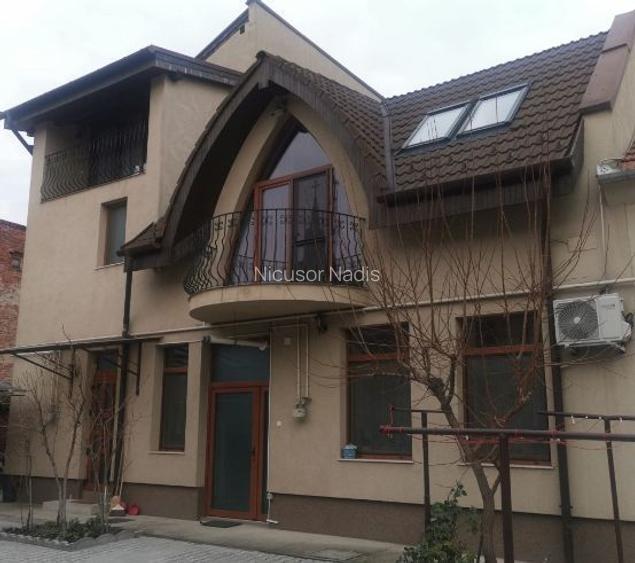 Casă de vânzare în centrul orașului Casă de vânzare în centrul orașului