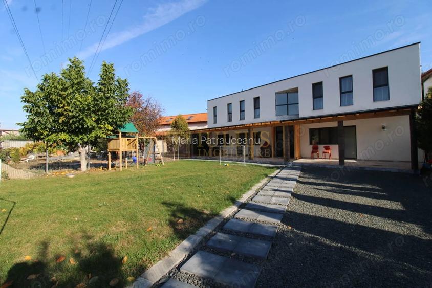 Curte, 4 apartamente, 8 camere, perfecta pt activita?i educa?ionale-Dumbravita