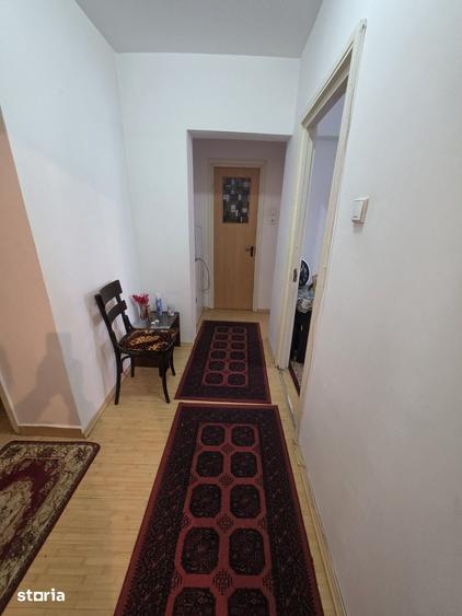 Apartament cu 3 camere decomandat în Tei