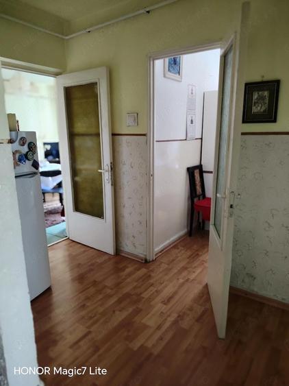 Vand 3 camere decomandate, balcon, 2 debarale, 60m, termopane, rulouri, centrala. - 1