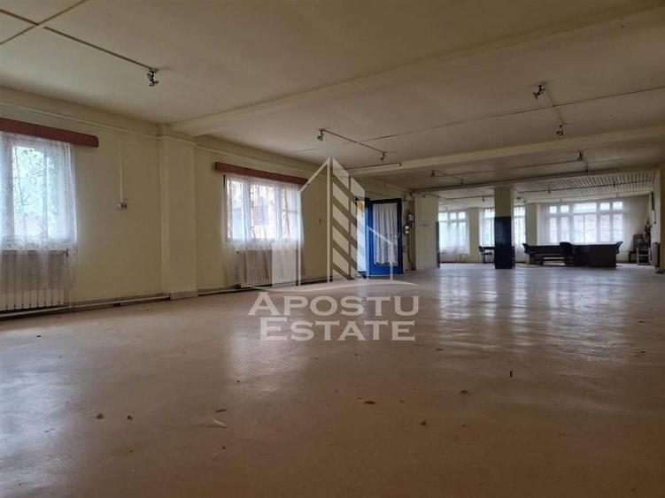 Casa familiala cu spatiu comercial si garaj P+1E+M 720 Mp - 35