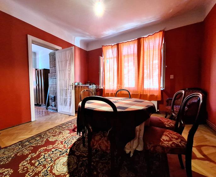 Vanzare apartament 3 camere, zona  Piata Sf. Stefan, etaj 1, comision 0%