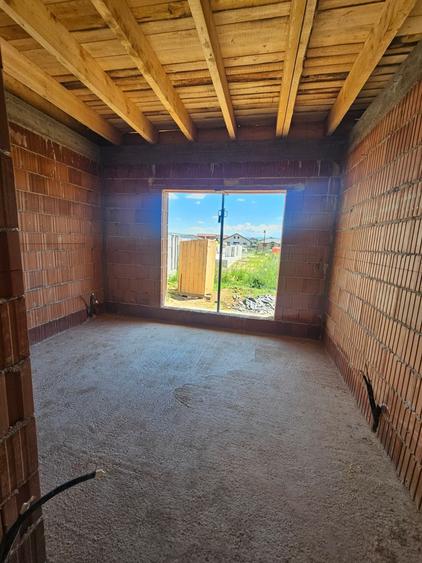 Casă individuală cu 4 camere cu Teren 378 Mp în Periferie
