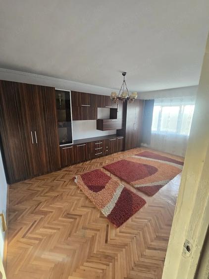 Apartament cu 3 camere decomandat în Nufărul