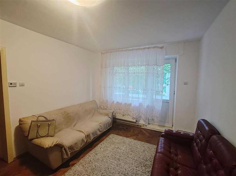 Apartament cu 2 camere semidecomandat, mobilat în Podu Roș