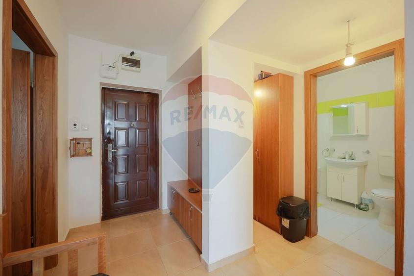 Apartament cu 3 camere semidecomandat, mobilat în Nufărul