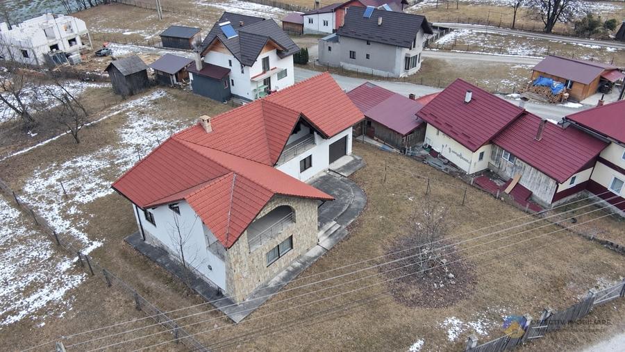 Casă individuală cu 4 camere cu Teren 1376 Mp în Borca