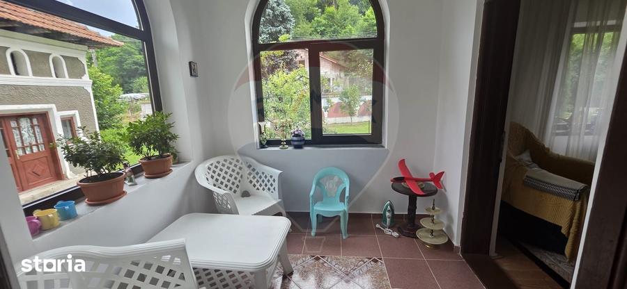 Casă cu 7 camere cu Teren 917 Mp în Căprioru