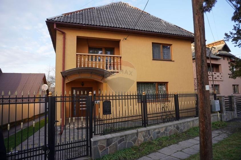 Casă cu 5 camere de vânzare, str. Dragoș Vodă - 1