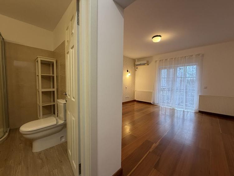 Vila semimobilata  cu 3 dormitoare, piscina exterioara, complex - 9