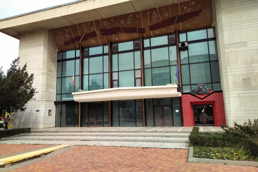 Spațiu comercial de închiriat în Piața Vasile Milea 3, Pitești - 1