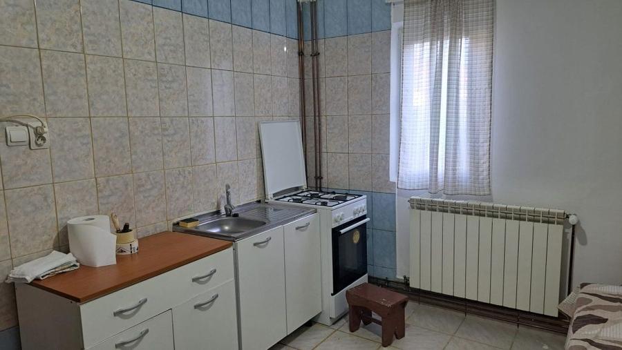 Inchiriez garsoniera 40 mp la curte. - 3