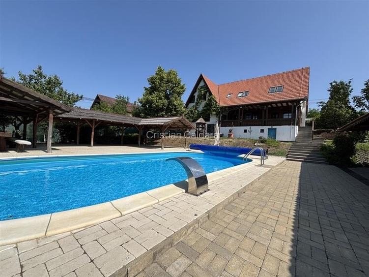 Proprietate de patrimoniu pe malul lacului Paleu?Teren 2.300 mp - piscina - Co