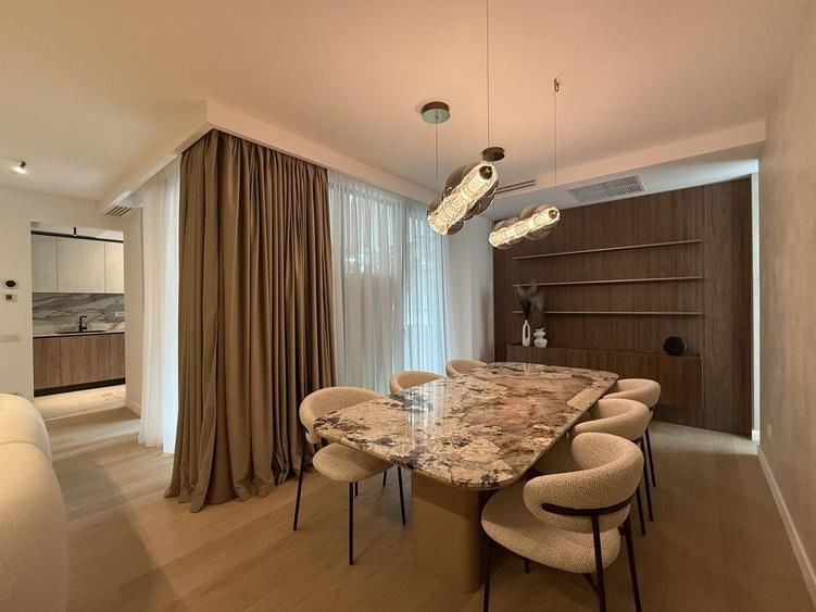 Apartament cu 4 camere decomandat în Primăverii