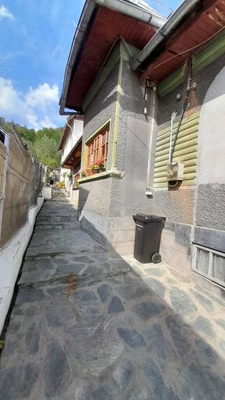 Bezdead doua case pe acela?i teren in centrul ora?ului - 8