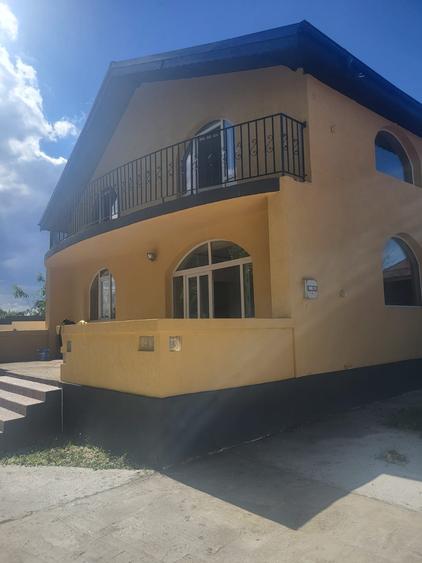 Casă cu 4 camere cu Teren 300 Mp în Năvodari