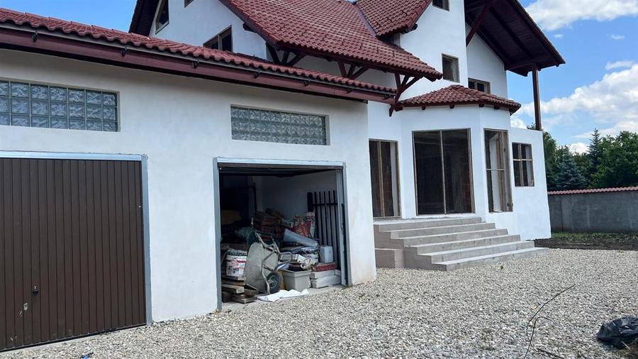 Vila la rosu intr o zona rezidentiala exclusivista Halchiu - 5