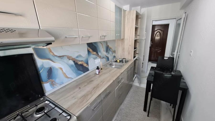 Apartament cu 3 camere semidecomandat în Independenței
