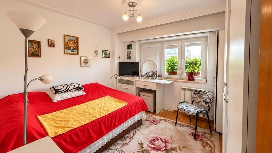 Apartament cu 4 camere decomandat în P-ța Victoriei