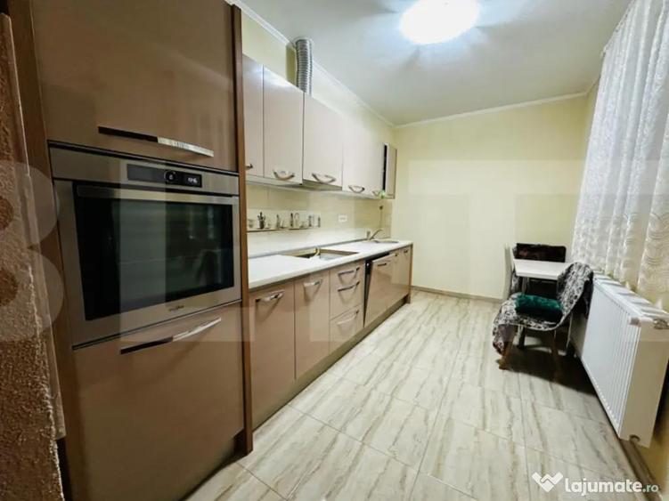 Casa spatioasa cu 5 dormitoare, doua bucatarii si teren de 1 - 13