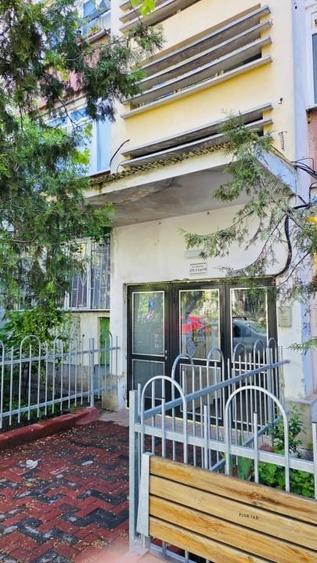 Apartament cu 3 camere semidecomandat în Baba Novac