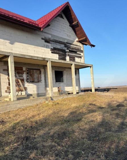 Casa la rosu, cu 3 camere, 120 mp utili, 5000 mp teren, zona - 3