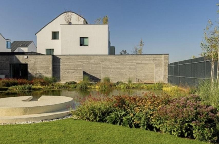 Casa cu 4 camere, in complex cu piscina, paza, magazine, parc, spatii verzi - 1