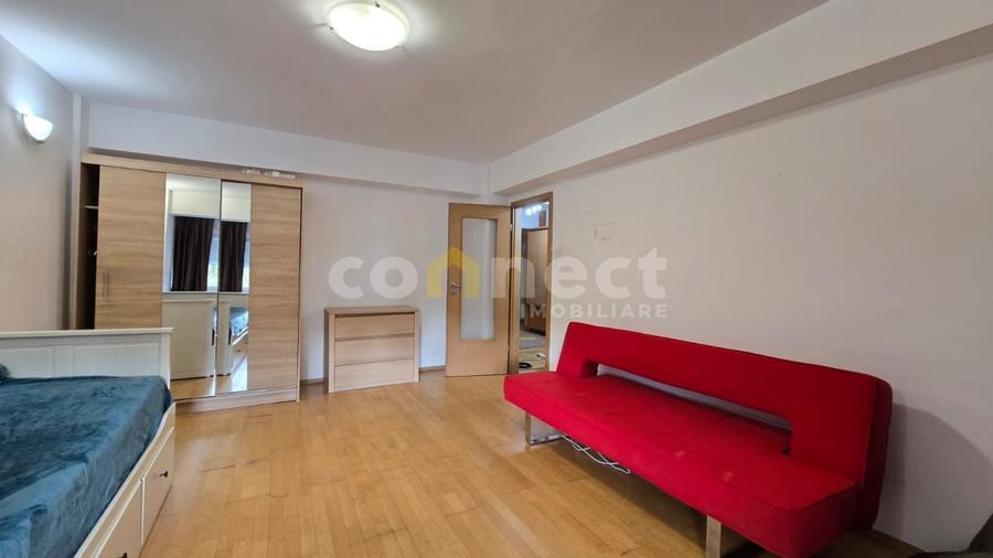Apartament cu 4 camere decomandat, mobilat în Central