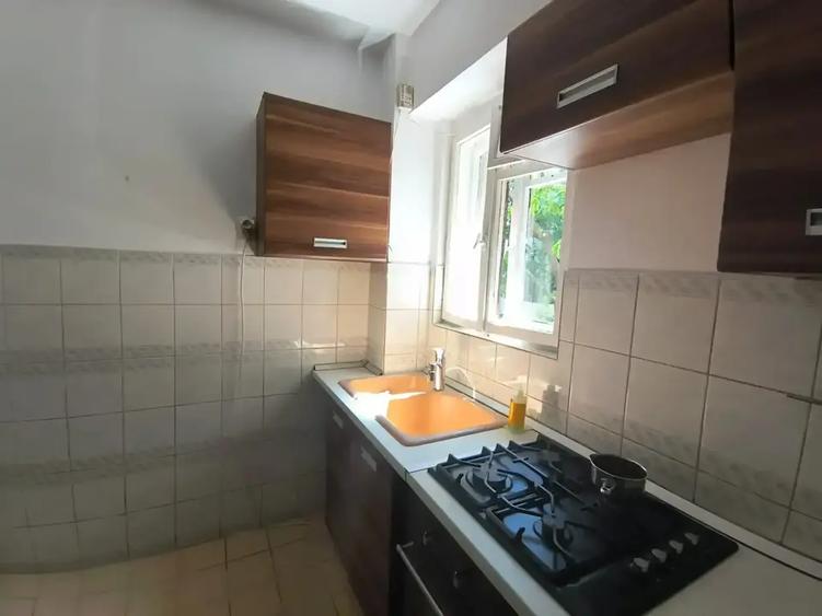 Apartament cu 6 camere decomandat în Domenii