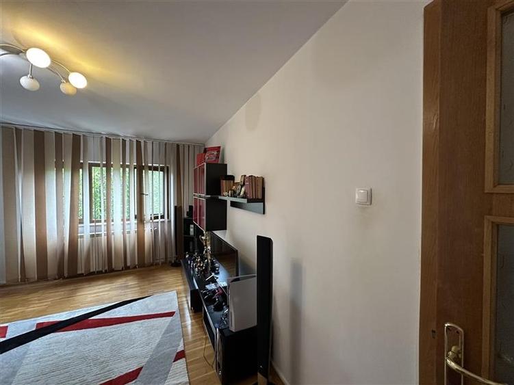 Apartament cu 3 camere decomandat, mobilat în Aradului