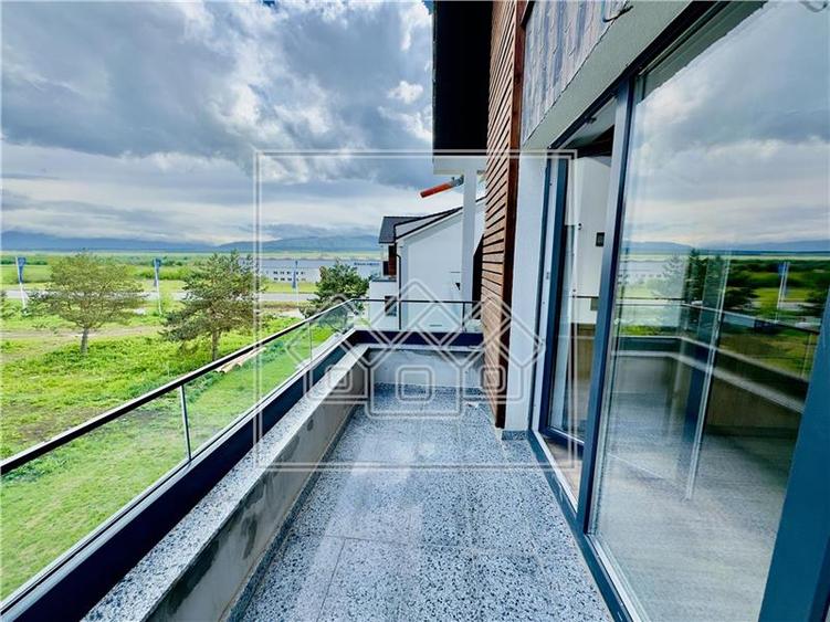 Penthouse cu 3 camere semidecomandat, mobilat în Exterior Vest