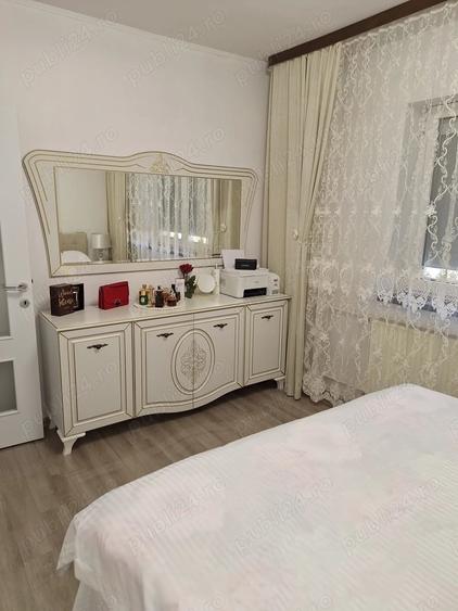 Apartament cu 3 camere decomandat în Drumul Taberei