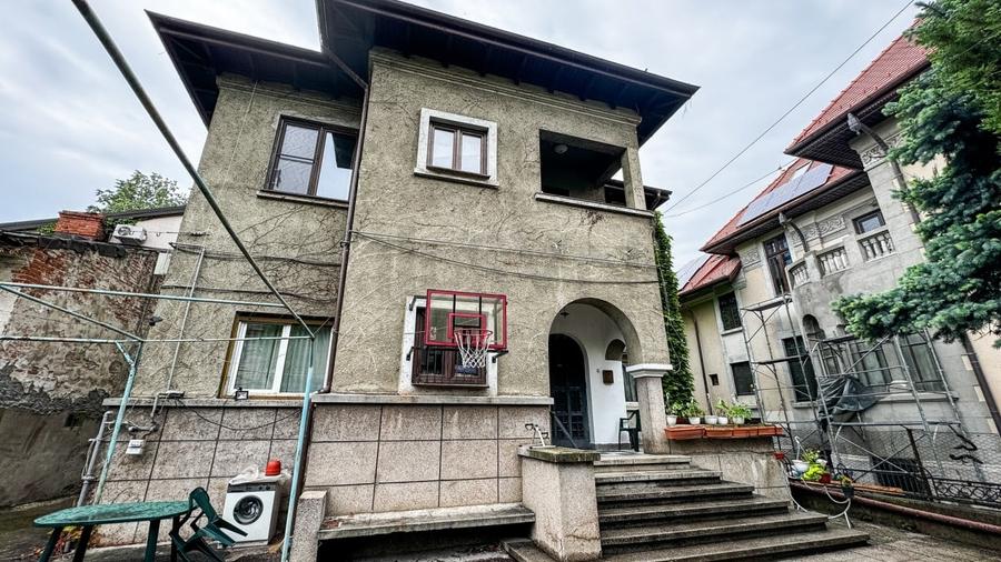 Casă individuală cu 11 camere cu Canalizare în Cotroceni