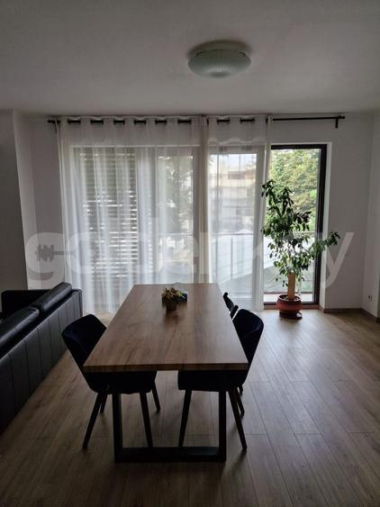Apartament cu 3 camere semidecomandat, mobilat în Victoriei