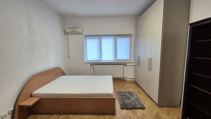 Apartament cu 3 camere semidecomandat în Universitate