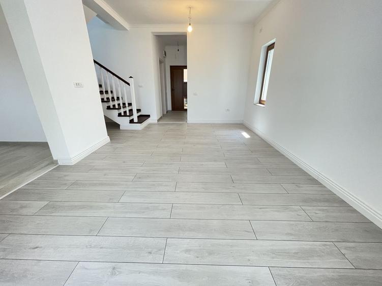 Duplex cu 4 camere cu Canalizare în Dumbrăvița