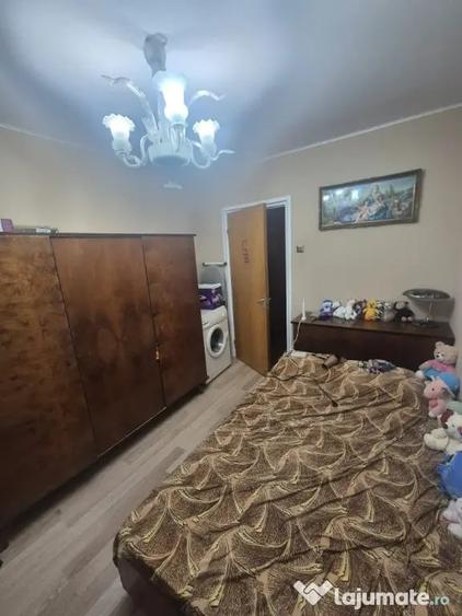 Apartament cu 3 camere decomandat în Exterior Vest