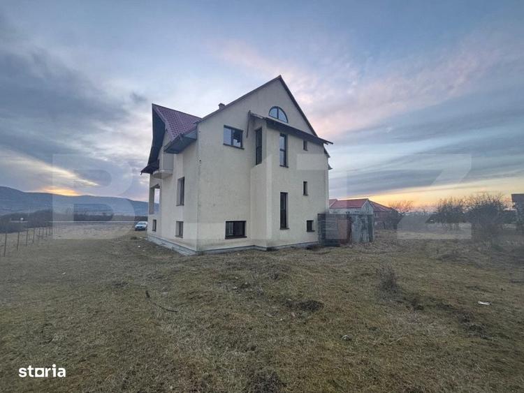 Casă cu 4 camere cu Teren 5800 Mp în Șieu