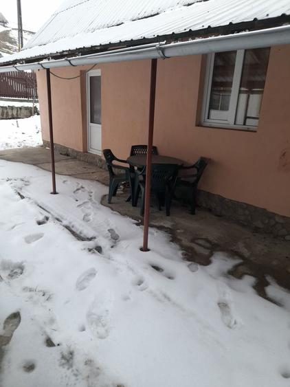 Vand sau inchiriez casa cu anexe - 1