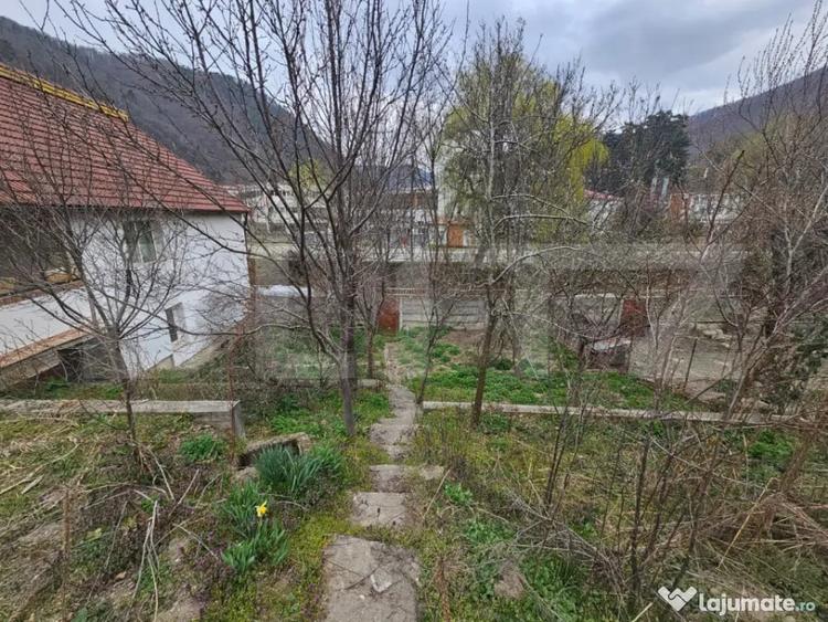 Casă cu 4 camere cu Teren 400 Mp în Central
