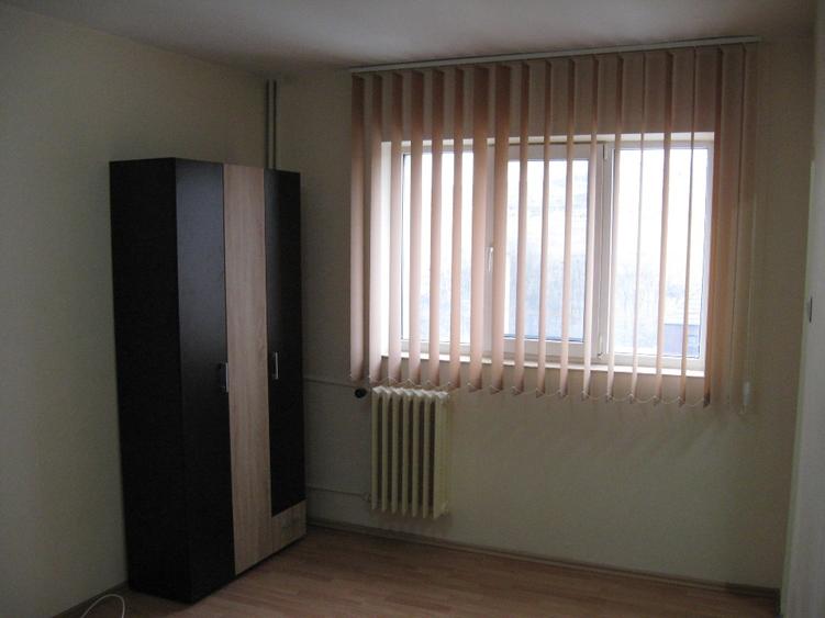 Proprietar ofer spre inchiriere apartament o camera , situat in zona Pacurari, ( - 6