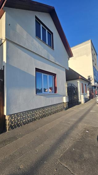 Inchiriez casa 4 camere singur in curte, acces auto - 1