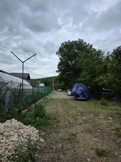 Teren de 4200 mp, în Lăbușești