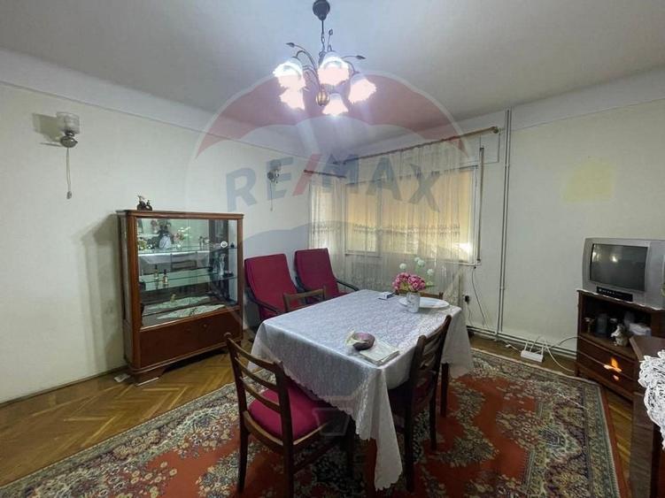 Casă / Vilă spațioasă cu curte generoasă în Urlați - 5