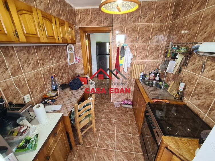 Casă cu 3 camere decomandat în Central