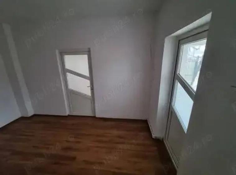 A 39 Proprietarul vinde in Buhu?i ,casa 3 camere la strada , - 1