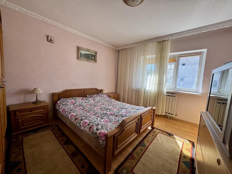 Apartament cu 3 camere decomandat, mobilat în Vitan
