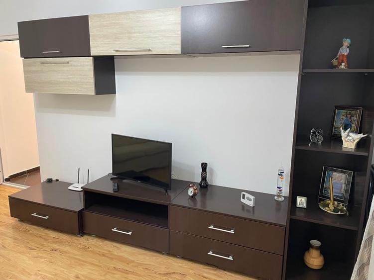Apartament cu 3 camere semidecomandat, mobilat în Nord