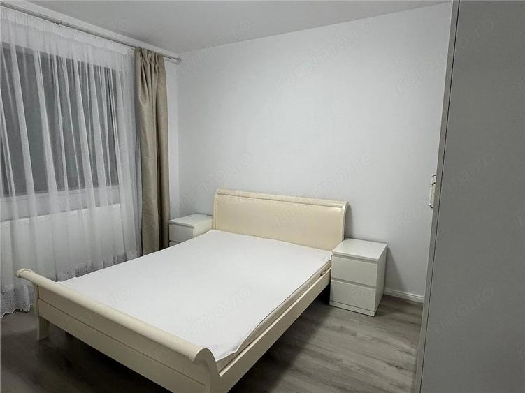 Apartament cu 3 camere semidecomandat în 1 Decembrie